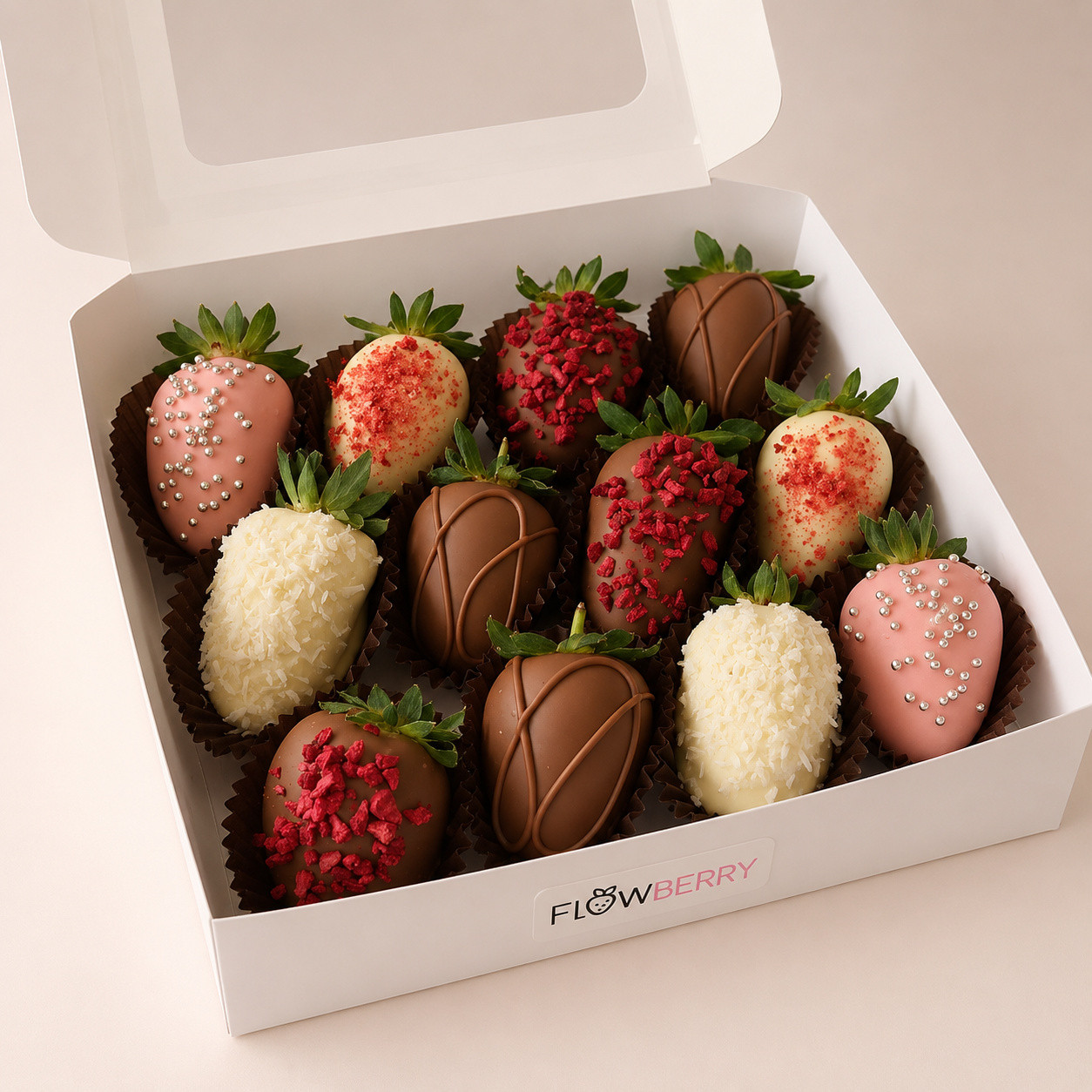 Коробка клубники в шоколаде «FlowBerry» — 12 ягод в белом, молочном и тёмном шоколаде