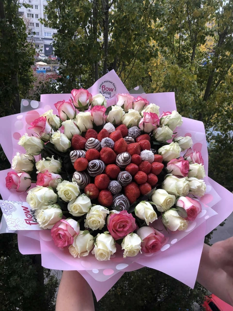 Букет из клубники и роз «Дубай»