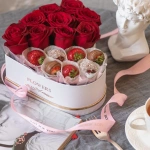 Коробка с клубникой и розами «Романтика»