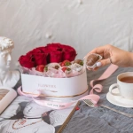 Коробка с клубникой и розами «Романтика»