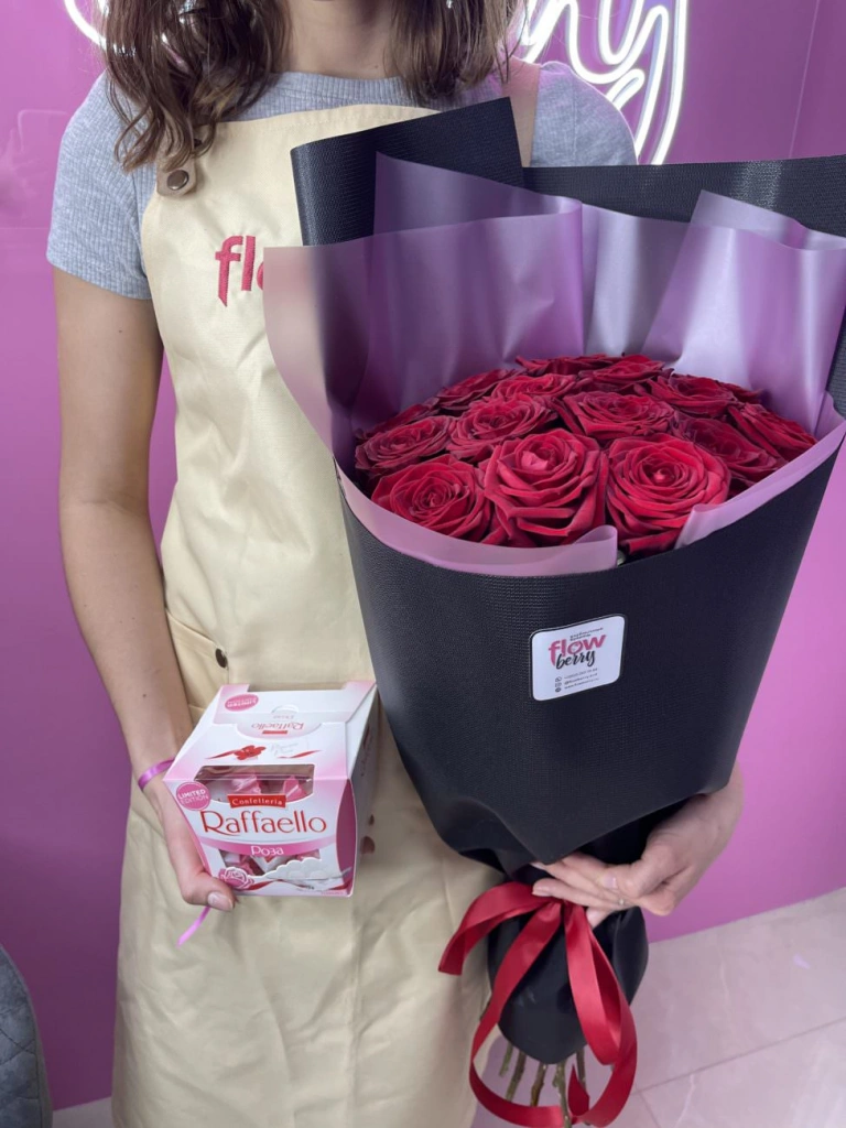 Розы и коробка рафаэлло