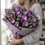 Букет альстромерий Фиолетовое очарование в руках у девушки