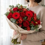 Букет Алый восторг в руках у девушки
