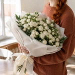 Букет Белая нежность кустовых роз в руках у девушки