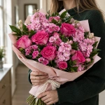 Букет Фуксия мечты в руках у девушки