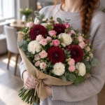 Букет георгинов Бархатный акцент в руках у девушки