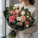 Букет из гипсофилы Сердце в розовой дымке в руках у девушки
