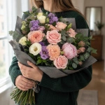 Букет из белых гортензий Белоснежный фарфор в руках у девушки