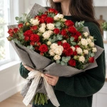Букет из кустовых роз Сердце в кремовых лепестках в руках у девушки