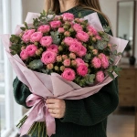 Букет из ярко-розовых кустовых роз Фламинго джаз в руках у девушки