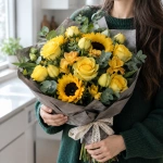Букет Нежное сияние в руках у девушки