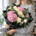 Букет Нежное утро в руках у девушки