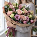 Букет Отблески неба в руках у девушки
