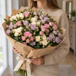 Букет Сиреневая симфония в руках у девушки