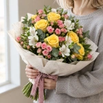 Букет Солнечный комплимент в руках у девушки