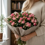 Букет из кустовых роз Misty Bubbles Королевский подвиг в руках у девушки