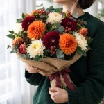 Букет Тёплый акцент в руках у девушки