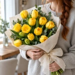 Букет жёлтых тюльпанов, 15 шт. в руках у девушки
