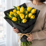 Букет жёлтых тюльпанов, 25 шт. в руках у девушки