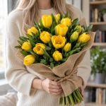 Букет жёлтых тюльпанов, 35 шт. в руках у девушки