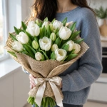 Букет белых тюльпанов, 35 шт. в руках у девушки