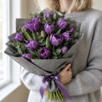 Букет фиолетовых тюльпанов, 35 шт. в руках у девушки