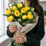 Букет жёлтых тюльпанов, 51 шт. в руках у девушки