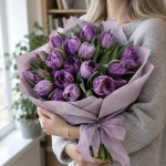 Букет тюльпанов микс в фиолетовой гамме, 35 шт. в руках у девушки