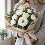 Эустома белая в руках у девушки