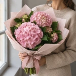 Гортензия розовая в руках у девушки
