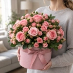 Композиция Розовый восторг в руках у девушки