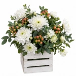 Композиция в коробке Жёлто-белый солнечный букет в сумочке в руках у девушки