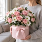 Композиция в коробке Розово-белая классика с ромашками в руках у девушки