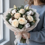 Новогодний ангел в руках у девушки