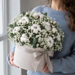 Цветы в коробке Белоснежное облако в руках у девушки