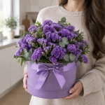 Цветы в коробке Фиолетовое облако в руках у девушки