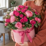 Цветы в коробке Фуксия эмоций в руках у девушки