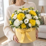 Цветы в коробке Солнечная радость в коробке в руках у девушки