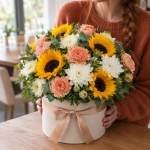 Цветы в коробке Солнечный день с подсолнухами в руках у девушки